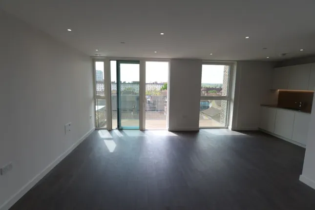 31 Sandpiper Building, Newnton Close, London photo 3