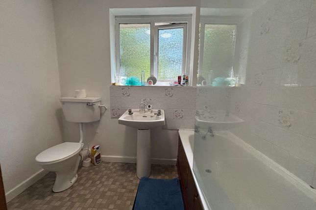 Room 3, 1, Preston Grove, Somerset, . photo 5