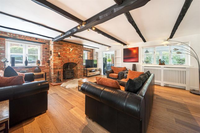 Magpie Cottage, Cricket Hill Lane, Yateley photo 3