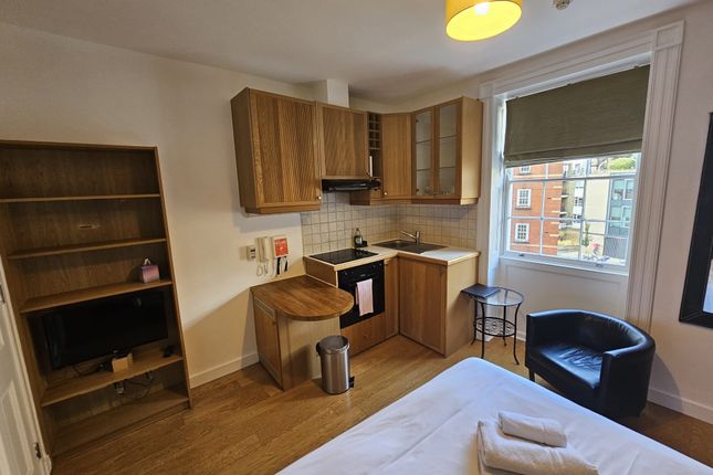 Studio flat on 17, 28-29, Cartwright Gardens, Bloomsbury, £2,470/mo
