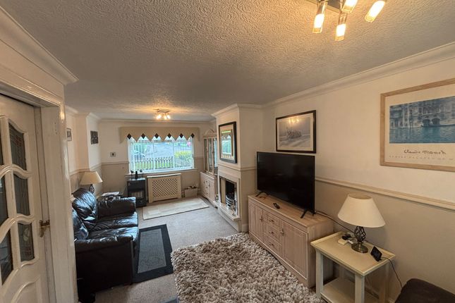 15 Avon Drive, Linwood, Paisley photo 2