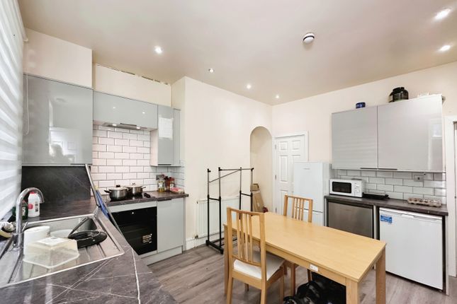13, Village Place, Leeds photo 2