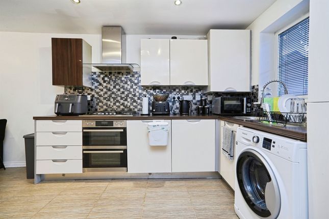 27, Leng Drive, Bradford photo 4
