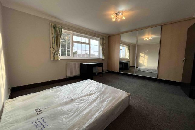 Room to rent in Carterhatch Road, Enfield