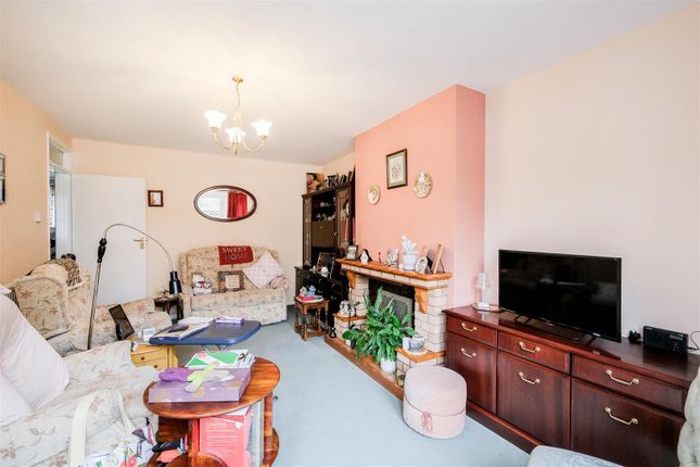 Maisonette for sale in Warren Road, London