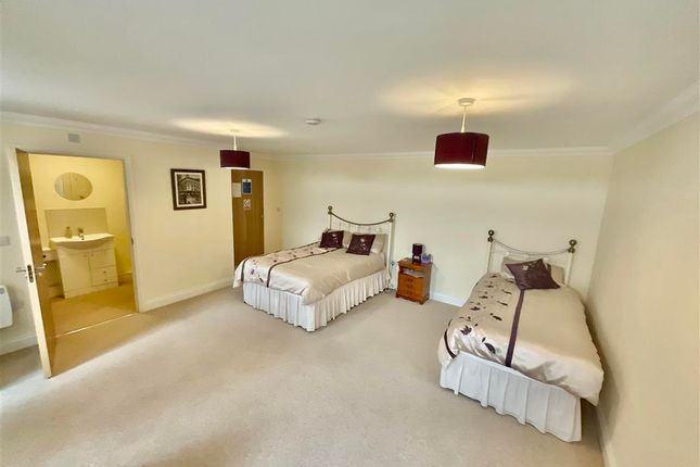 Flat for sale in Hornchurch Road, Hornchurch, Essex