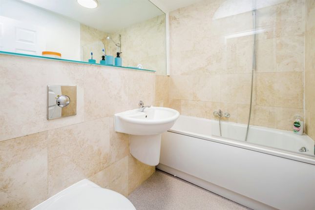 Flat for sale in Hanover Square, Leeds