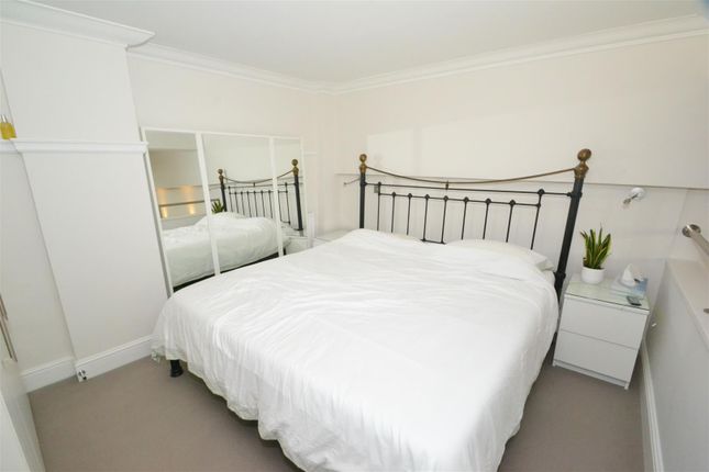 Flat to rent in Downings House, Southey Road, Wimbledon
