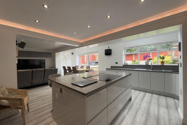 11, Gorsey Way, Ashton-Under-Lyne photo 4