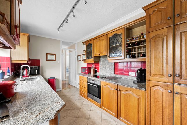 8, White Knobs Way, Caterham photo 3