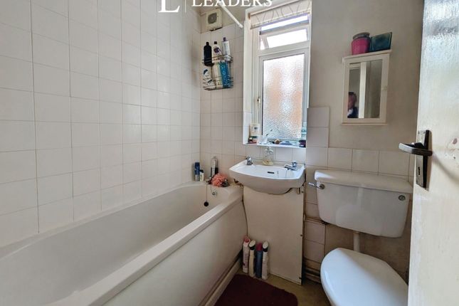 Flat 2, Queens Court,, Hill Lane, Hampshire photo 3