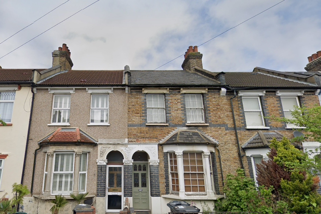 Terraced house to rent in Dundee Road, London