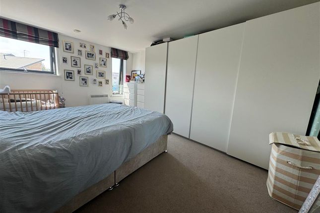Flat to rent in The Serpentine, Aylesbury