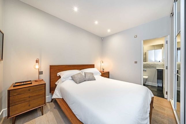 7, Simon Close, London photo 3