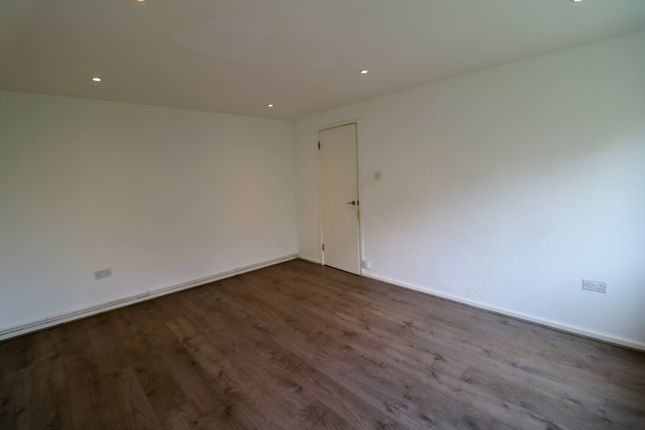 Flat for sale in Springhill Close, Camberwell