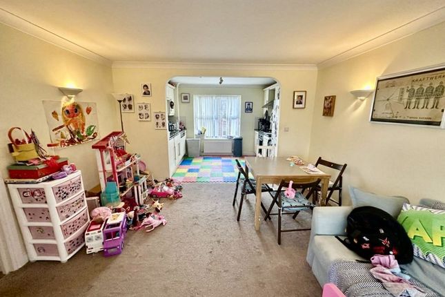 4, LIME TREE COURT, THATCHAM photo 4