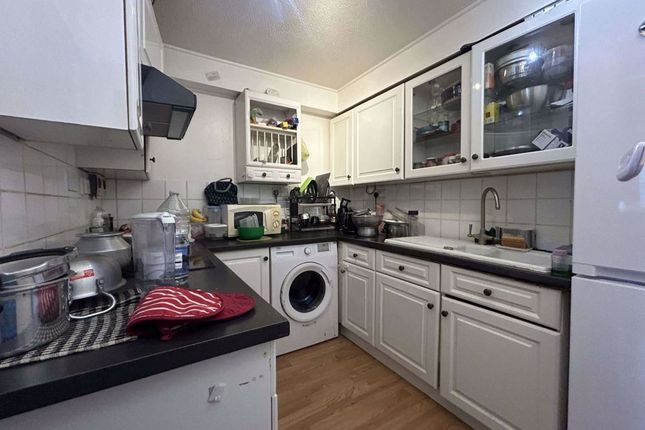 47 Springwood Crescent, Edgware photo 2