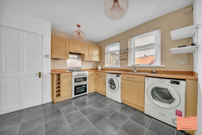 63 The Crescent, Caerphilly photo 3