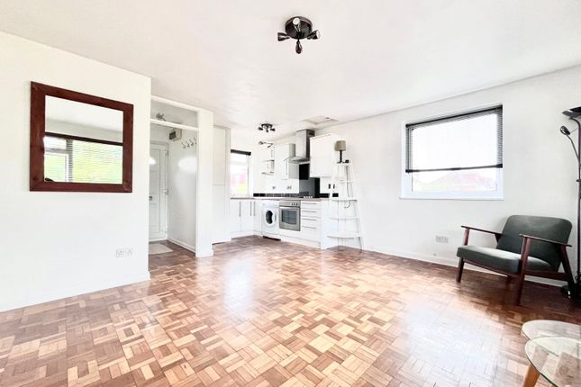 16 Salliesfield,, Kneller Road, Twickenham photo 2