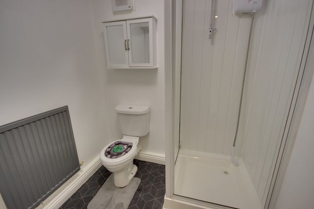 A Clean And Modern Bathroom Featuring A Spacious S...