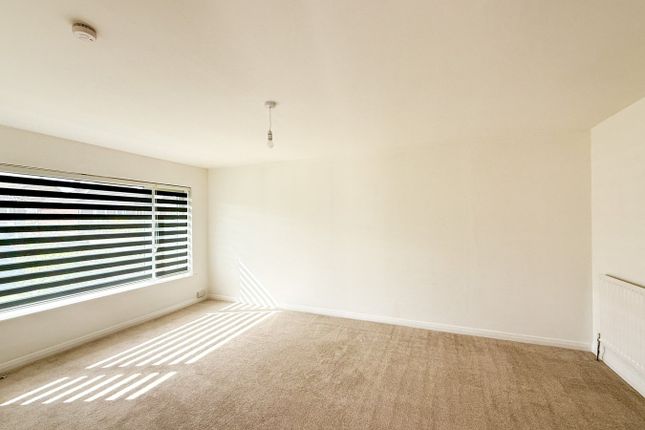 5, Marten Grove, Huddersfield photo 3