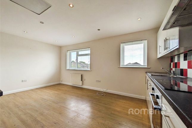 4, Fleetham Gardens, Reading photo 3