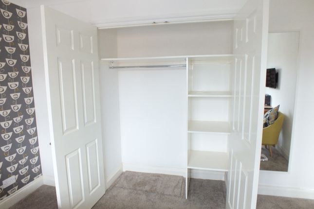 Room 5, 1, Lacewood Gardens, Reading photo 4