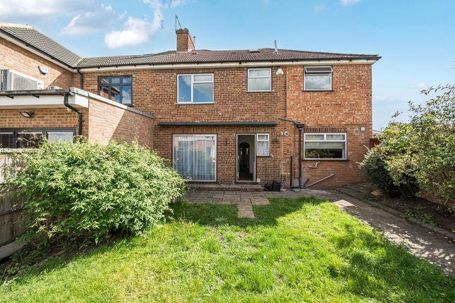 16 Greencourt Avenue, Edgware photo 2