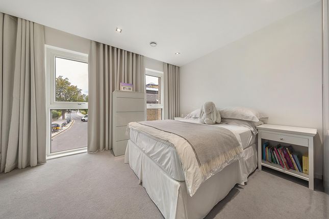 Flat for sale in Landau Apartments, Farm Lane, London