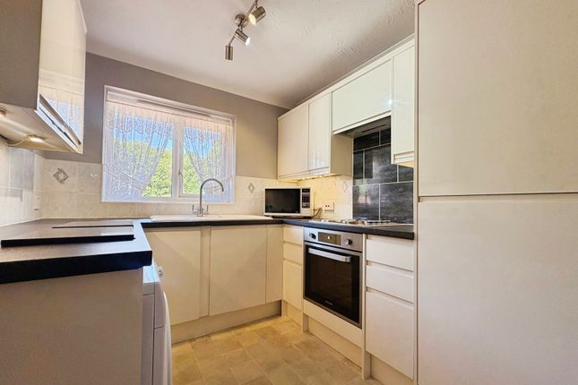 25,, The Ferns, Farnham photo 2