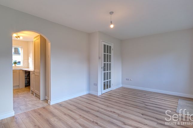 8 Manor Close, Norwich photo 3