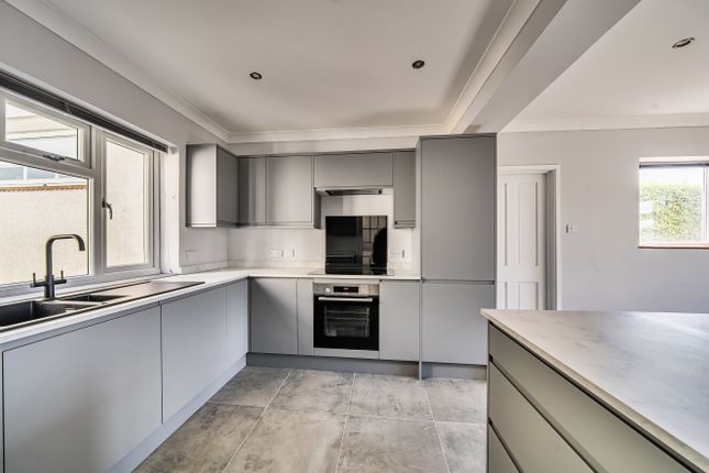 16, Saxholm Dale, Southampton photo 4