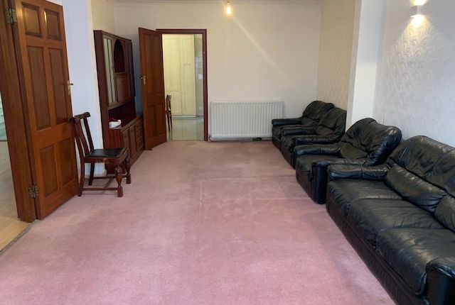 Thumbnail Semi-detached house to rent in Bramley Cresent, Ilford