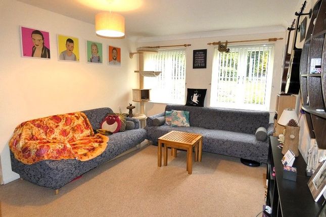 2 Chestnut Gardens, Leeds photo 3
