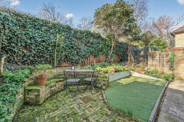 30 Royal Close, Manor Road, London photo 2
