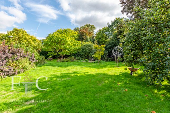 Country house for sale in Wormley West End, Broxbourne