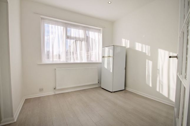 28, Castle Road, Northolt photo 4