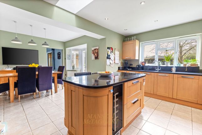 3 The Acorns, Horley photo 3