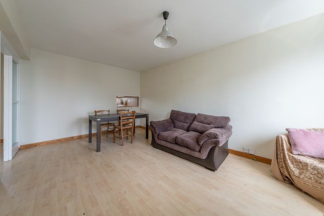 Flat 60, Gilbert House, Churchill Gardens, London photo 3