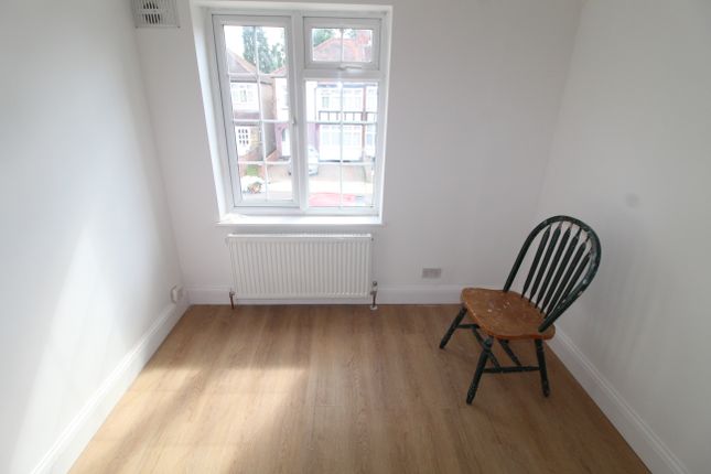 Parkfield Avenue, Uxbridge photo 5