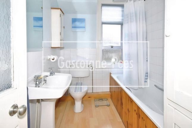 60, London photo 4
