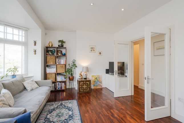 Flat A, 46, Home Park Road, London photo 2