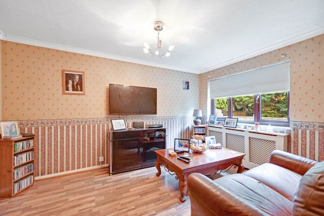 13, Fleetwood Close, London photo 4