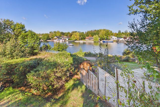 7, Mount Felix, Walton-On-Thames photo 2