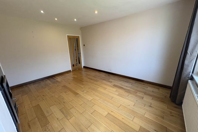 24, Merton Grove, Oldham photo 4
