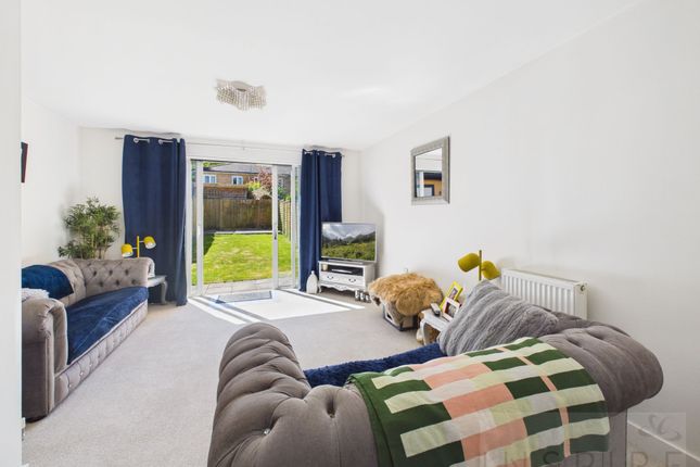 4 Siena Drive, Crawley photo 4