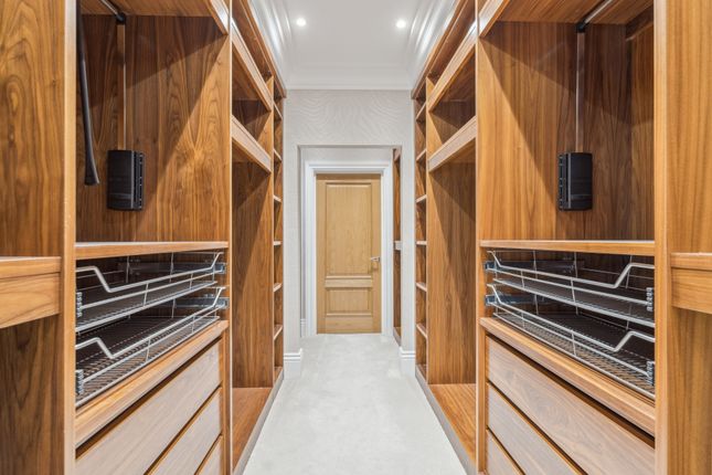 Walk-In Wardrobe
