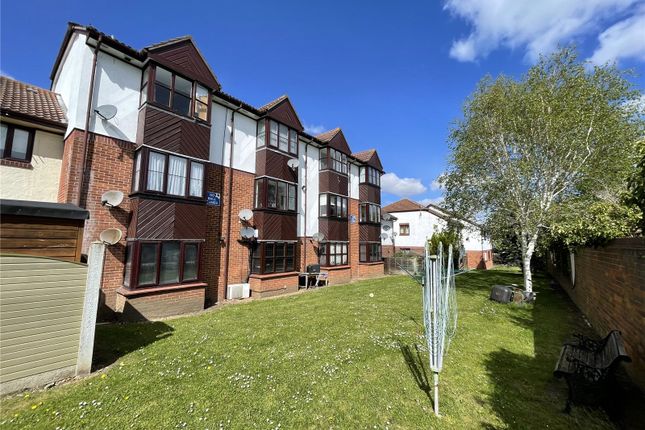 Flat to rent in Vexil Close, Purfleet-On-Thames, Essex