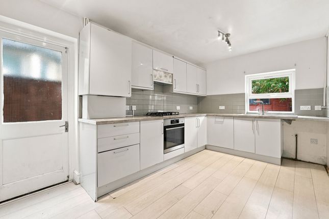 118 Capworth Street, London photo 3