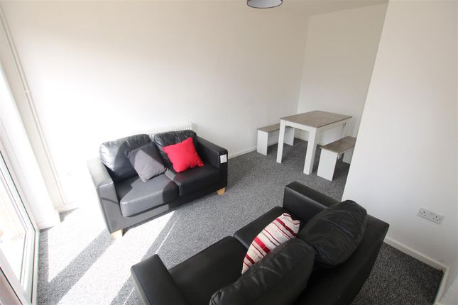 Room 3, 52, Thorn Hill, Northampton photo 4